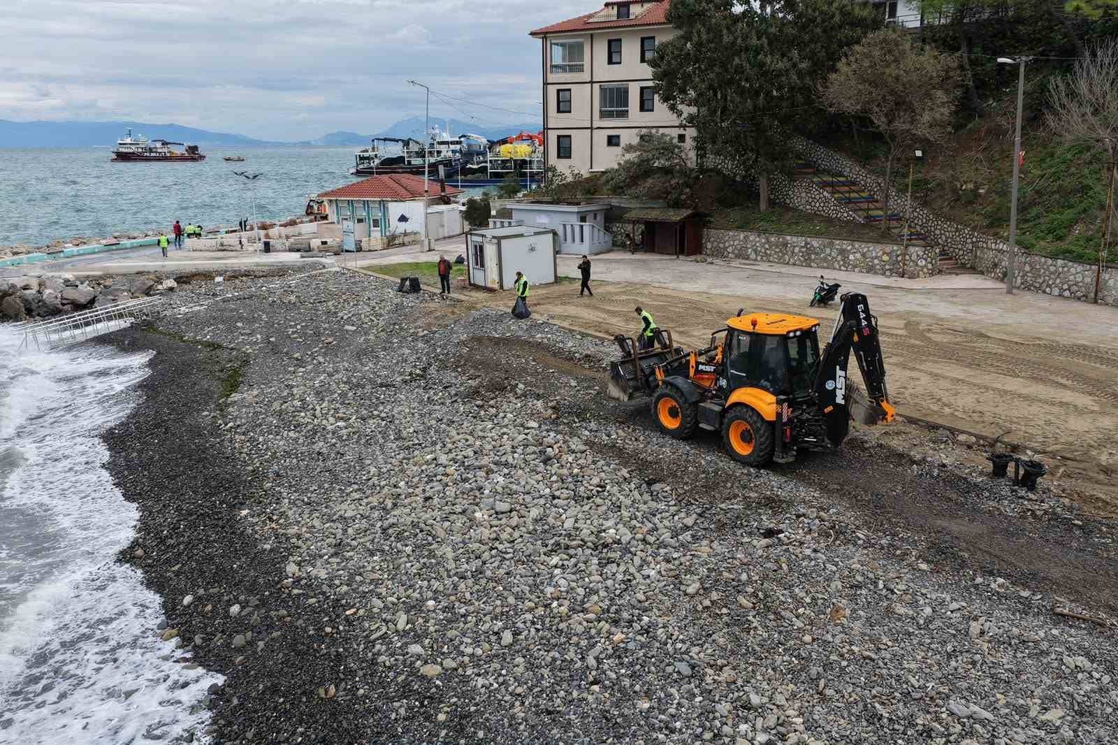 BURSA BÜYÜKŞEHİR BELEDİYESİ, KENTTEKİ YOĞUN YAĞIŞLARIN ARDINDAN SAHİLLERDE TEMİZLİK ÇALIŞMASI GERÇEKLEŞTİRDİ.