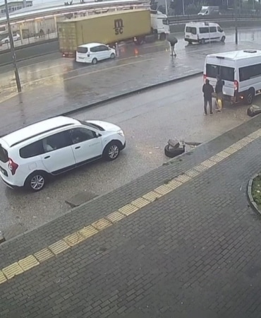 BURSA’DA TIRIN DORSESİ KONTROLDEN ÇIKTI : KAZA ANI KAMERADA