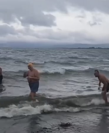 İZNİK GÖLÜNDE SOĞUĞA VE DALGALARA İNAT BÖYLE YÜZDÜLER