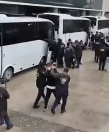 BURSA'DA YASA DIŞI BAHİS VE KUMAR SİTELERİNE YÖNELİK YÜRÜTÜLEN SORUŞTURMA KAPSAMINDA, YAKLAŞIK 652 MİLYON 717 BİN LİRALIK PARA HAREKETLİLİĞİ TESPİT EDİLEN 25 ŞÜPHELİYE YÖNELİK DÜZENLENEN EŞ ZAMANLI OPERASYONDA GÖZALTINA ALINAN 21 ŞÜPHELİDEN 16'SI TUTUKLANDI.
