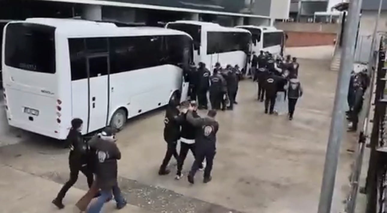 BURSA'DA YASA DIŞI BAHİS VE KUMAR SİTELERİNE YÖNELİK YÜRÜTÜLEN SORUŞTURMA KAPSAMINDA, YAKLAŞIK 652 MİLYON 717 BİN LİRALIK PARA HAREKETLİLİĞİ TESPİT EDİLEN 25 ŞÜPHELİYE YÖNELİK DÜZENLENEN EŞ ZAMANLI OPERASYONDA GÖZALTINA ALINAN 21 ŞÜPHELİDEN 16'SI TUTUKLANDI.