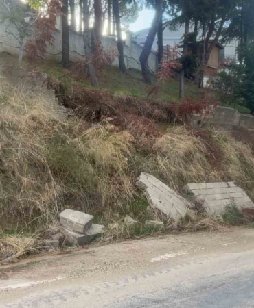 BURSA’DA ETKİLİ OLAN YAĞIŞLAR NEDENİYLE BİR SİTENİN DIŞ ALANINDAKİ İSTİNAT DUVARI YIKILDI. GÖKÇİN ÖDÜL/BURSA-İHA