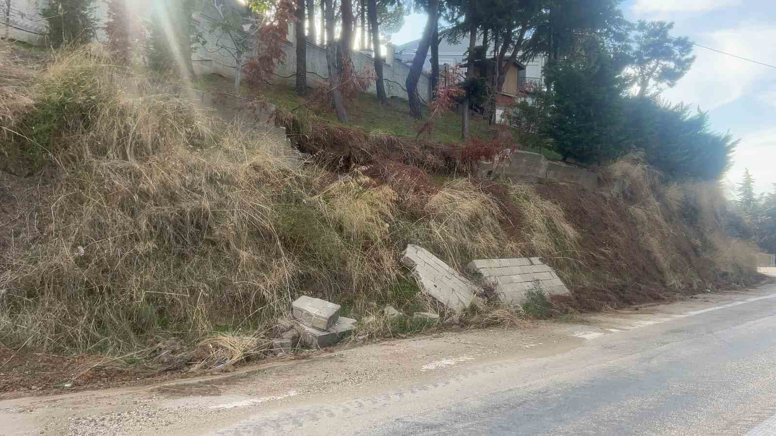 BURSA’DA ETKİLİ OLAN YAĞIŞLAR NEDENİYLE BİR SİTENİN DIŞ ALANINDAKİ İSTİNAT DUVARI YIKILDI. GÖKÇİN ÖDÜL/BURSA-İHA