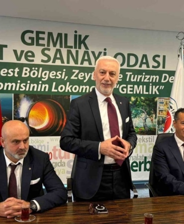 GEMLİK TİCARET VE SANAYİ ODASI'NIN OLUŞAN YENİ MECLİSİ YÖNETİM KURULUNU BELİRLEDİ. ODA MECLİS SALONUNDA YAPILAN SEÇİMLERDE 19 MECLİS ÜYESİNE SAHİP HAMALOĞLU’NUN LİSTESİNDE POLAT AKCAN, ERCÜMENT TÜRKER, ERKAN KAVLAK, FATİH AYVAZ, HACI ÖRNEK, NİHAT BALKAN’DAN OLUŞAN LİSTE 19 OY ALIRKEN, ALPASLAN EKER’İN LİSTESİ 8 OY OLDU. YÖNETİM KURULU SEÇİMLERİNİN ARDINDAN EN YAŞLI ÜYE İBRAHİM DEMİR BAŞKANLIĞINDA YAPILAN MECLİS BAŞKANLIĞI SEÇİMLERİNDE DE HAMALOĞLU’NUN LİSTESİNDE. NURETTİN HOCAOĞLU BAŞKAN SEÇİLDİ. MECLİS BAŞKAN VEKİLLİKLERİNE DE ERGİN ERENOĞLU VE ALİ TİTİZ SEÇİLİRKEN MECLİS KATİPLİĞİNE DE ALPER BULUK SEÇİLDİ. GTSO'NA BAŞKAN SEÇİLEN HASAN HAMALOĞLU, KAZANAN GEMLİK OLDU MOTTOSUNA VURGU YAPARAK "GEMLİK İÇİN BİRBİRİNDEN DEĞERLİ MECLİS ÜYESİ ARKADAŞLARIMIZLA ÇALIŞMAYA DEVAM EDECEĞİZ" DEDİ.