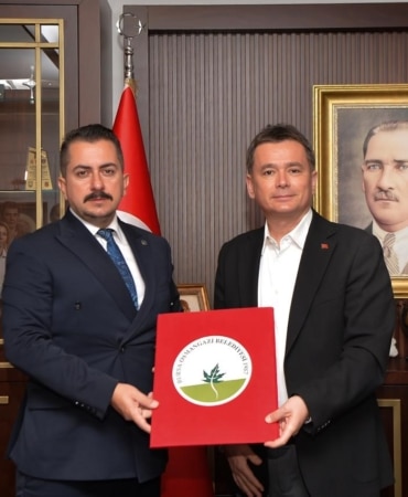BURSA’DA OSMANGAZİ BELEDİYESİ VE TMMOB JEOLOJİ MÜHENDİSLERİ ODASI GÜNEY MARMARA ŞUBESİ ARASINDA İMZALANAN PROTOKOL İLE İLÇENİN JEOLOJİK YAPISINA IŞIK TUTAN PANEL GERÇEKLEŞTİRİLECEK. PANELİN SONUÇLARI BURSA’NIN FETHİNİN 700’ÜNCÜ YILINA ÖZEL OLARAK HAZIRLANACAK RAPORA EKLENECEK.