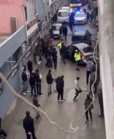 BURSA’DA SİVİL TRAFİK EKİPLERİNİN DUR İHTARINA UYMAYAN OTOMOBİL KAÇMAYA BAŞLADI. POLİSİN ARACI DURDURMASI İLE BERABER MAHALLELİ POLİSİN ÜZERİNE YÜRÜDÜ. POLİS, KALABALIĞI DAĞITMAK İÇİN HAVAYA ATEŞ AÇTI. O ANLAR ANBEAN KAMERAYA YANSIDI.