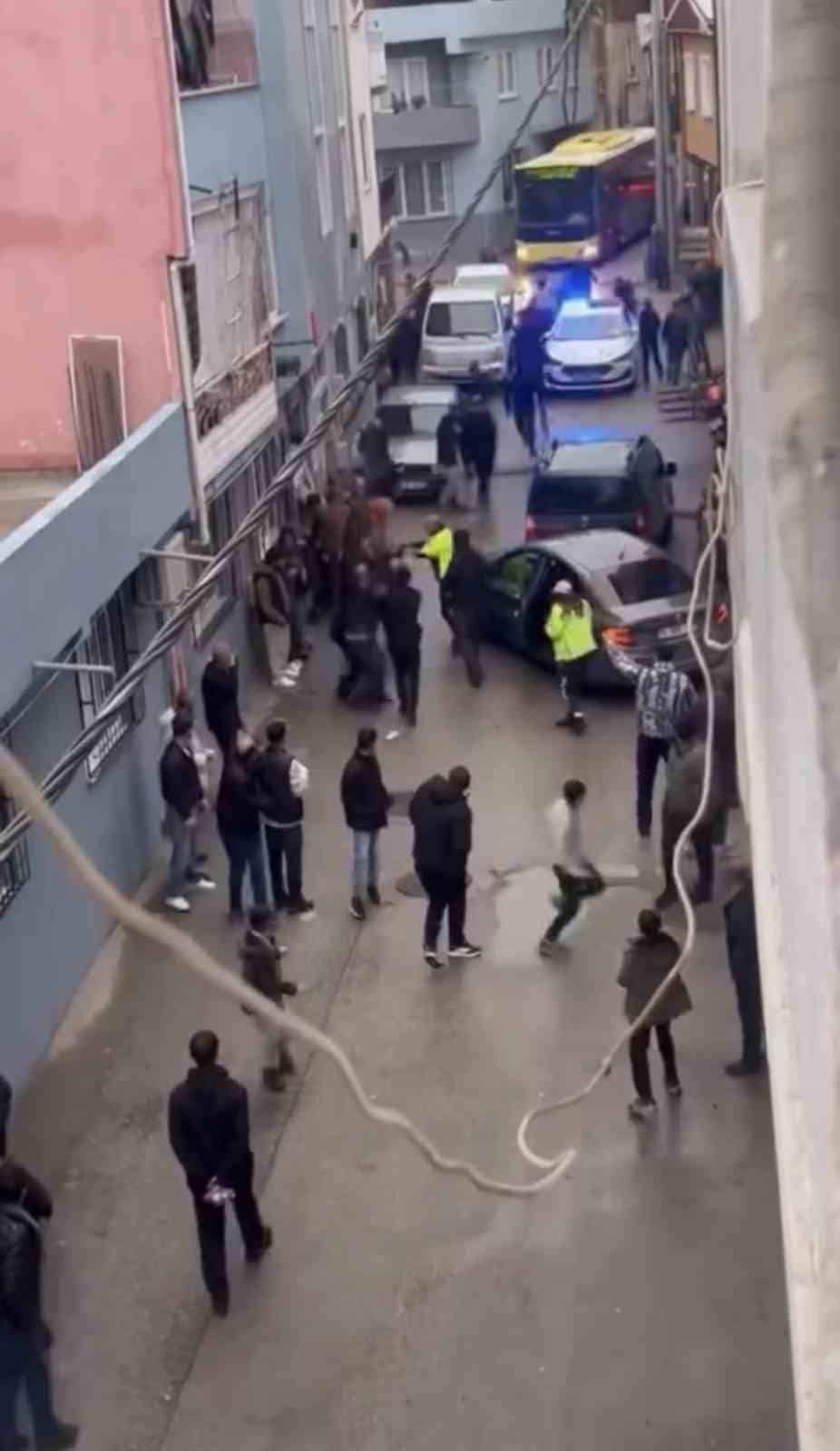 BURSA’DA SİVİL TRAFİK EKİPLERİNİN DUR İHTARINA UYMAYAN OTOMOBİL KAÇMAYA BAŞLADI. POLİSİN ARACI DURDURMASI İLE BERABER MAHALLELİ POLİSİN ÜZERİNE YÜRÜDÜ. POLİS, KALABALIĞI DAĞITMAK İÇİN HAVAYA ATEŞ AÇTI. O ANLAR ANBEAN KAMERAYA YANSIDI.