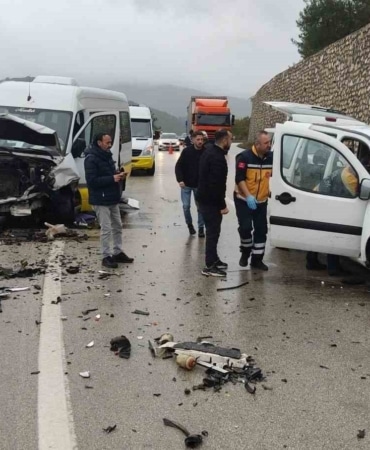 BURSA'DA YOLCU MİNİBÜSÜ İLE OTOMOBİLİN ÇARPIŞTIĞI KAZADA 80 YAŞINDAKİ KADIN HAYATINI KAYBEDERKEN, 10 KİŞİ YARALANDI.