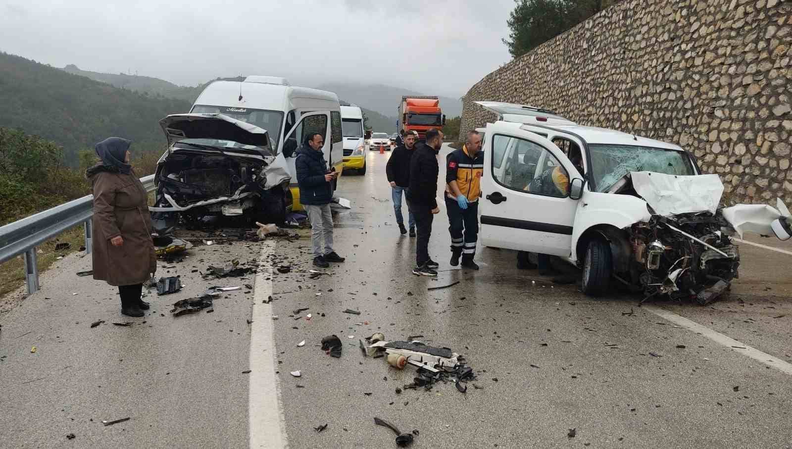 BURSA'DA YOLCU MİNİBÜSÜ İLE OTOMOBİLİN ÇARPIŞTIĞI KAZADA 80 YAŞINDAKİ KADIN HAYATINI KAYBEDERKEN, 10 KİŞİ YARALANDI.