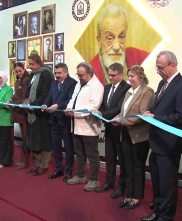 BURSA’NIN YILDIRIM İLÇESİNDE 2026-2027 KÜLTÜR SANAT SEZONU, NECİP FAZIL KISAKÜREK’İN "BİR ADAM YARATMAK" ESERİNDEN SİNEMAYA UYARLANAN FİLMİN GÖSTERİMİ VE ÖZEL SERGİYLE AÇILDI.