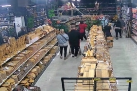 BURSA’DA ALIŞVERİŞİN ORTASINA SERVİS ARACI DALDI : MÜŞTERİLER NEYE UĞRADIĞINI ŞAŞIRDI
