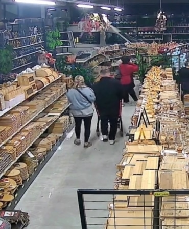 BURSA’DA ALIŞVERİŞİN ORTASINA SERVİS ARACI DALDI : MÜŞTERİLER NEYE UĞRADIĞINI ŞAŞIRDI