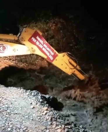 BURSA’DA YAĞIŞ KÖPRÜYÜ ÇÖKERTTİ, SÜRÜCÜLER MAHSUR KALDI : İMDADA BELEDİYE EKİPLERİ YETİŞTİ
