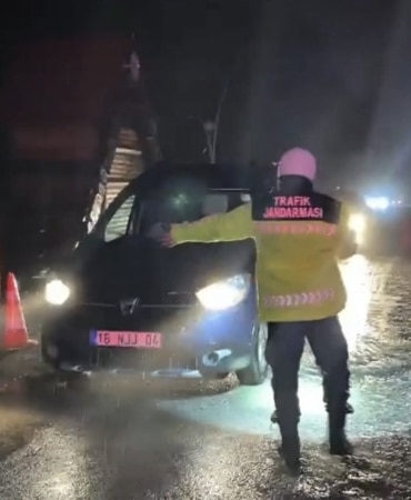 ULUDAĞ’DA KAR KALINLIĞI 20 SANTİMETREYE ULAŞTI, JANDARMA DENETİME GEÇTİ