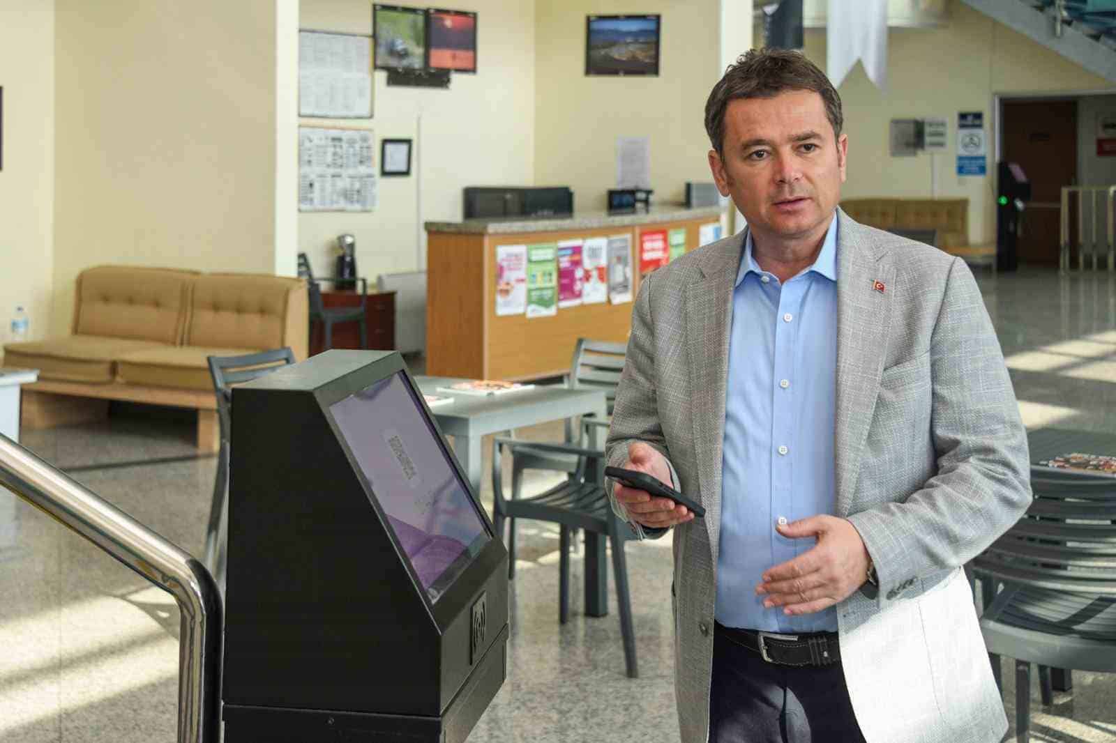 OSMANGAZİ BELEDİYESİ, "SPORUN KALBİ OSMANGAZİ" UYGULAMASIYLA SPOR TESİSLERİNE ERİŞİMİ, EĞİTİM PROGRAMLARINA KAYDI VE ÖDEME İŞLEMLERİNİ DİJİTAL ORTAMA TAŞIDI. VATANDAŞLAR, TESİSLERE GİTMEDEN VE SIRA BEKLEMEDEN GÜNÜN 24 SAATİ KAYIT İŞLEMLERİNİ GERÇEKLEŞTİREBİLİRKEN, TESİS VE PROGRAM BİLGİLERİNE DE TEK PLATFORM ÜZERİNDEN ULAŞABİLİYOR.