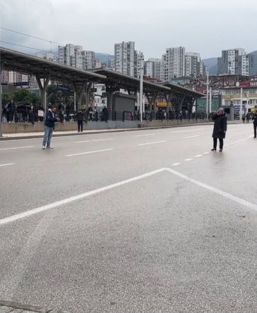 BURSA'DA ÇOCUĞUNU GÖREMEDİĞİNİ İDDİA EDEN 35 YAŞINDAKİ KADIN, BOĞAZINA BIÇAK DAYAYARAK EYLEM YAPTI
