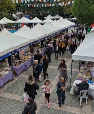 BURSA BÜYÜKŞEHİR BELEDİYESİ’NİN KADINLARIN EKONOMİK VE SOSYAL HAYATA KATILIMINI GÜÇLENDİRMEK AMACIYLA DÜZENLEDİĞİ 'MEYDAN KADINLARIN' DAYANIŞMA PAZARI'NIN 21'İNCİSİ, HEYKEL GAZİ ORHAN PARKI'NDA GERÇEKLEŞTİRİLDİ.
