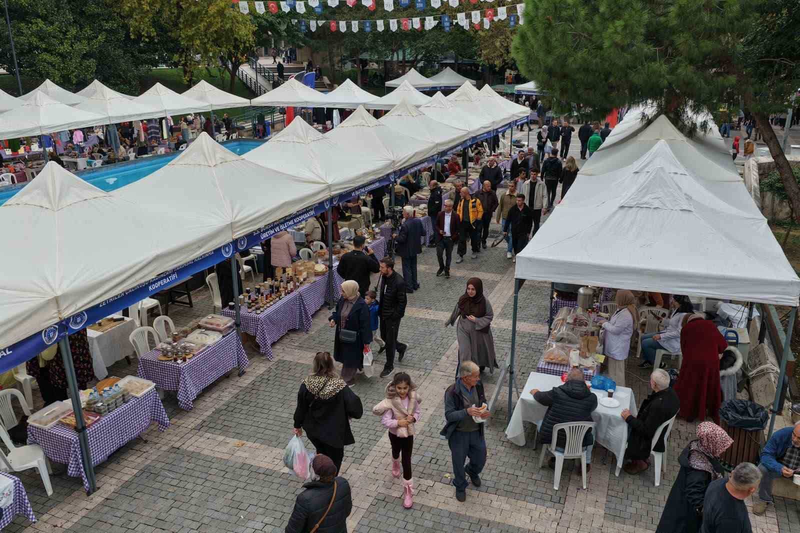 BURSA BÜYÜKŞEHİR BELEDİYESİ’NİN KADINLARIN EKONOMİK VE SOSYAL HAYATA KATILIMINI GÜÇLENDİRMEK AMACIYLA DÜZENLEDİĞİ 'MEYDAN KADINLARIN' DAYANIŞMA PAZARI'NIN 21'İNCİSİ, HEYKEL GAZİ ORHAN PARKI'NDA GERÇEKLEŞTİRİLDİ.