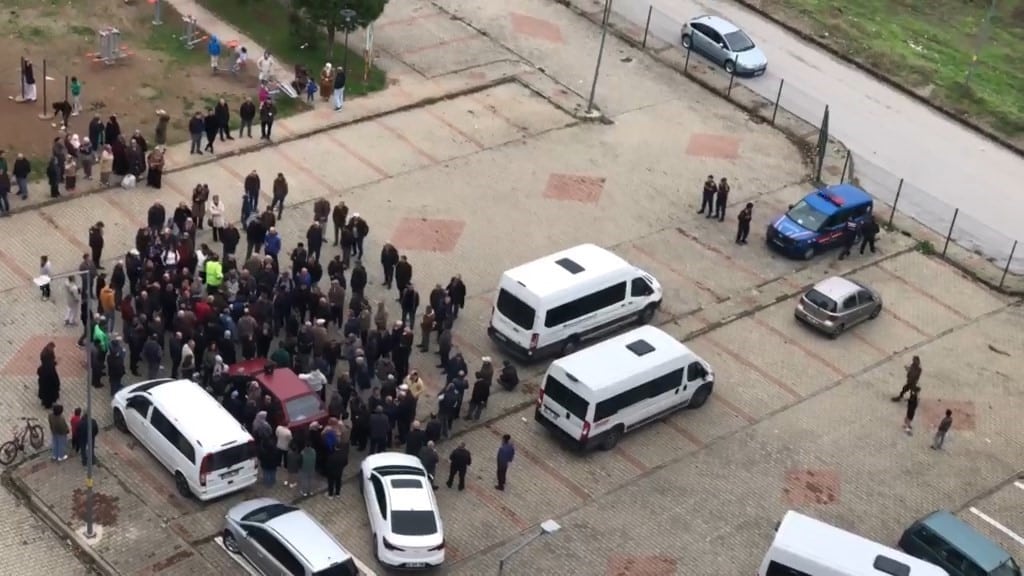 GÜRSU İLÇESİNDEKİ TOPLU KONUTLARDA YAŞAYAN VATANDAŞLAR, SİTE YÖNETİMİNİN 'KONUTLARIN ÇEVRESİNE ÇİT ÇEKİLMESİ, GİRİŞLERE KAPI YAPILMASI VE GEÇİŞLERİN GÜVENLİ HALE GETİRİLMESİ' AMACIYLA EK ÖDEME TALEBİNE KARŞI YENİDEN BİR ARAYA GELDİ