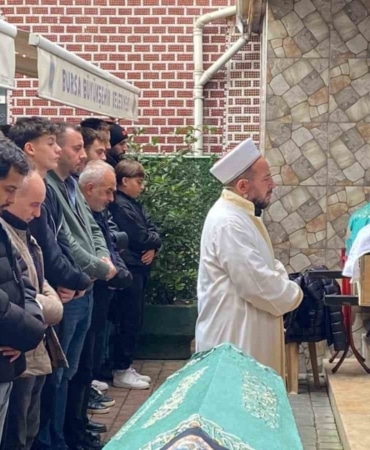 HAYATINI KAYBEDEN EMRE ACAR, İKİNDİ NAMAZINI MÜTEAKİP ÇİNİLİ CAMİİ’NDE KILINAN CENAZE NAMAZININ ARDINDAN KIRSAL KARALAR MAHALLESİ MEZARLIĞI’NDA TOPRAĞA VERİLDİ.