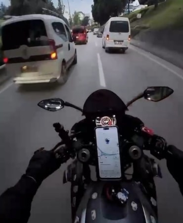 BURSA’DA ARAÇLARIN ARASINDAN HIZLA İLERLEYEN MOTOSİKLET, SİNYAL VERMEDEN ŞERİT DEĞİŞTİRDİĞİ ÖNE SÜRÜLEN OTOMOBİLDEN KAÇMAK İSTERKEN SOL ŞERİTTEKİ OTOMOBİLE ARKADAN ÇARPTI. KAZA ANI KASK KAMERASINA YANSIDI.