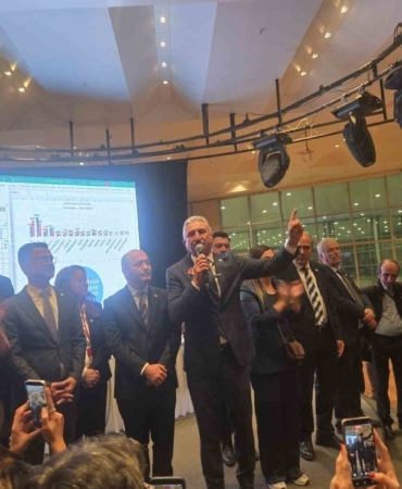 YENİ PARTİ BURSA İL BAŞKANLIĞI SEÇİMİNDE MEVCUT BAŞKAN NİHAT YEŞİLTAŞ İLE ÖZGÜR ŞAHİN YARIŞTI. OYLAMANIN TAMAMLANMASININ ARDINDAN SANDIKTAN BİRİNCİ ÇIKAN YEŞİLTAŞ, YENİDEN İL BAŞKANI SEÇİLDİ.