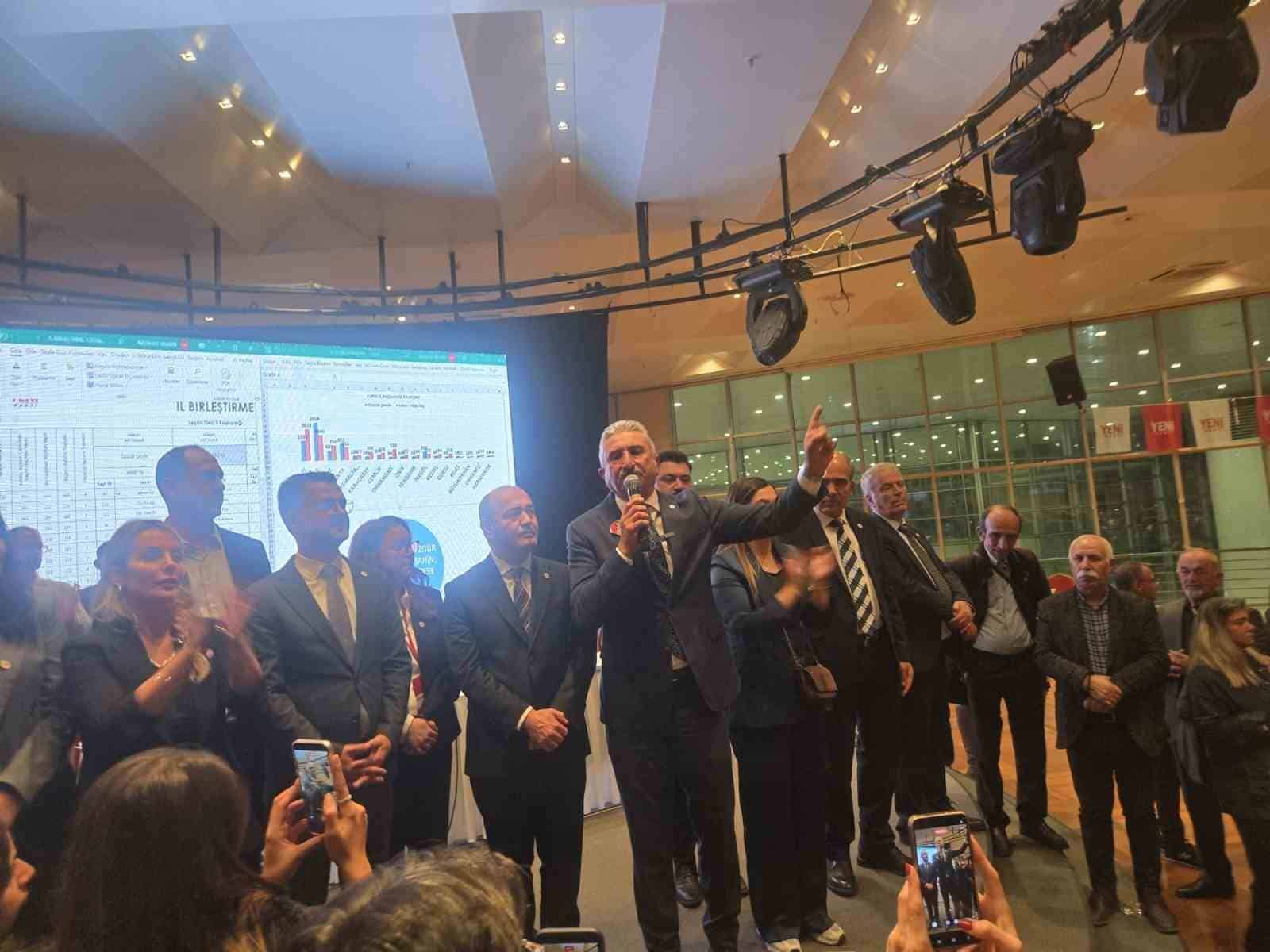 YENİ PARTİ BURSA İL BAŞKANLIĞI SEÇİMİNDE MEVCUT BAŞKAN NİHAT YEŞİLTAŞ İLE ÖZGÜR ŞAHİN YARIŞTI. OYLAMANIN TAMAMLANMASININ ARDINDAN SANDIKTAN BİRİNCİ ÇIKAN YEŞİLTAŞ, YENİDEN İL BAŞKANI SEÇİLDİ.