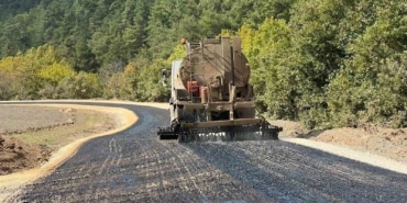 BURSA BÜYÜKŞEHİR BELEDİYESİ, İL GENELİNDE ULAŞIM AĞINI GÜÇLENDİRME ÇALIŞMALARI KAPSAMINDA OSMANGAZİ İLÇESİNİN 3 FARKLI MAHALLESİNDE TOPLAM 10 KİLOMETRELİK YOLU YENİLEDİ.
