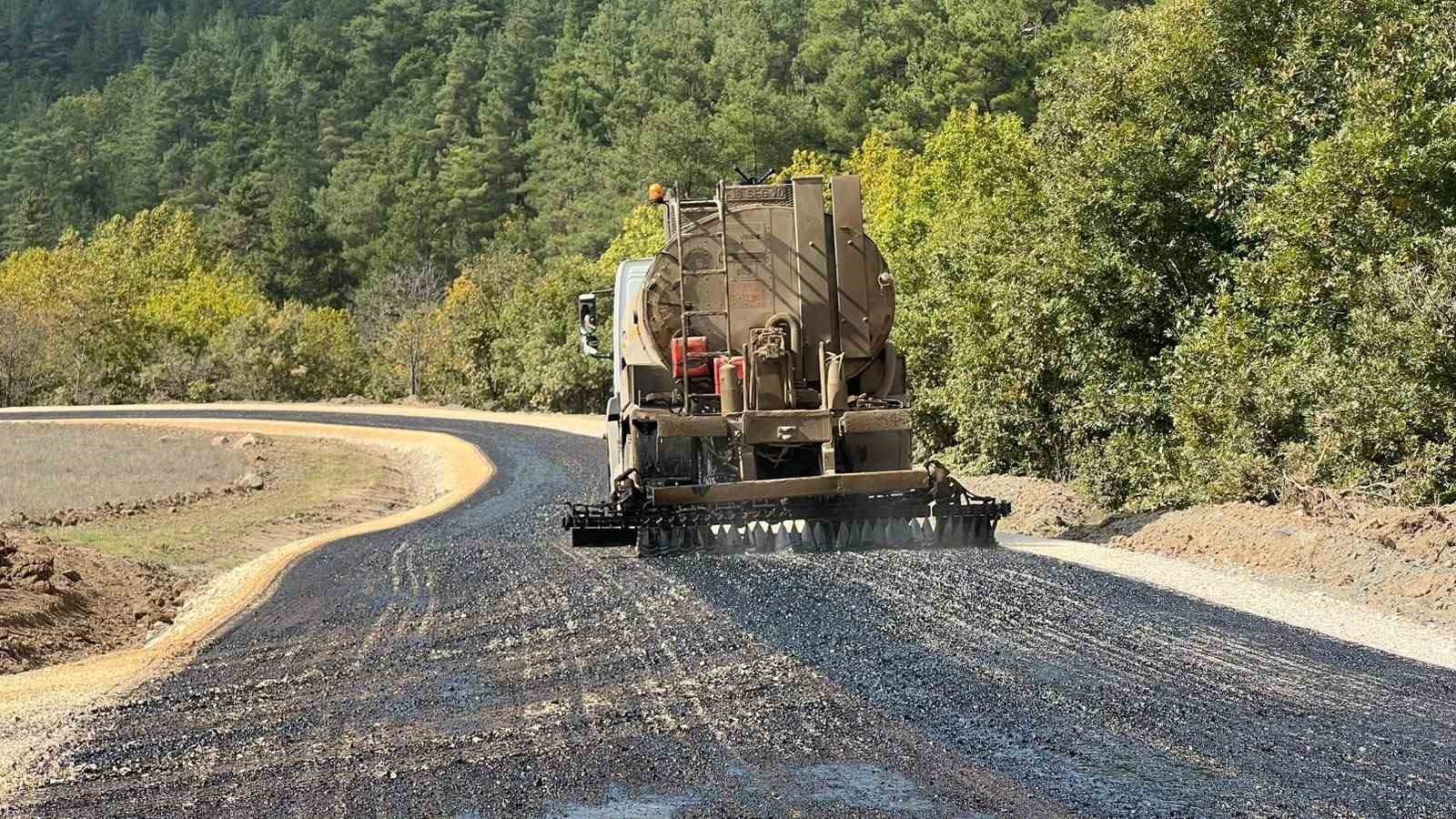 BURSA BÜYÜKŞEHİR BELEDİYESİ, İL GENELİNDE ULAŞIM AĞINI GÜÇLENDİRME ÇALIŞMALARI KAPSAMINDA OSMANGAZİ İLÇESİNİN 3 FARKLI MAHALLESİNDE TOPLAM 10 KİLOMETRELİK YOLU YENİLEDİ.
