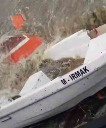 BURSA’NIN GEMLİK İLÇESİ İLE KUMLA SAHİLİNDE ETKİLİ OLAN ŞİDDETLİ LODOS NEDENİYLE BATAN TEKNELER, VİNÇ YARDIMIYLA DENİZDEN ÇIKARILMAYA BAŞLANDI.