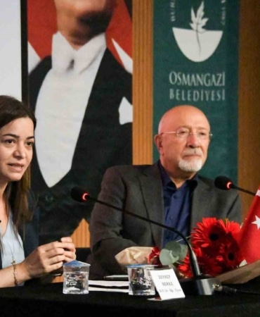 OSMANGAZİ BELEDİYESİ, HİSAR ARKEOPARKI KÜLTÜR BULUŞMALARI KAPSAMINDA VE "ULUDAĞLI KADIN FİLOZOFLAR" BAŞLIĞIYLA DÜZENLEDİĞİ "YAPAY ZEKA: MİTLER, OLGULAR VE RİSKLER" İSİMLİ KONFERANSTA ÇAĞIMIZIN EN ÖNEMLİ TEKNOLOJİK GELİŞMELERİNDEN BİRİNİ FELSEFENİN SORGULAYICI BAKIŞ AÇISIYLA ELE ALDI. YAPAY ZEKANIN İNSAN YAŞAMINA ETKİLERİNDEN GELECEKTE OLUŞTURABİLECEĞİ RİSKLERE KADAR PEK ÇOK KONUNUN DEĞERLENDİRİLDİĞİ BULUŞMA, DÜŞÜNCE VE BİLİM DÜNYASINI AYNI ÇATI ALTINDA BİR ARAYA GETİRDİ.