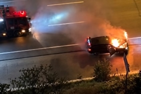 BURSA’NIN MUDANYA İLÇESİNDE SEYİR HALİNDEKİ LÜKS OTOMOBİLİN MOTOR KISMINDAN ÇIKAN ALEVLER PANİĞE NEDEN OLDU. GÖKÇİN ÖDÜL/BURSA-İHA
