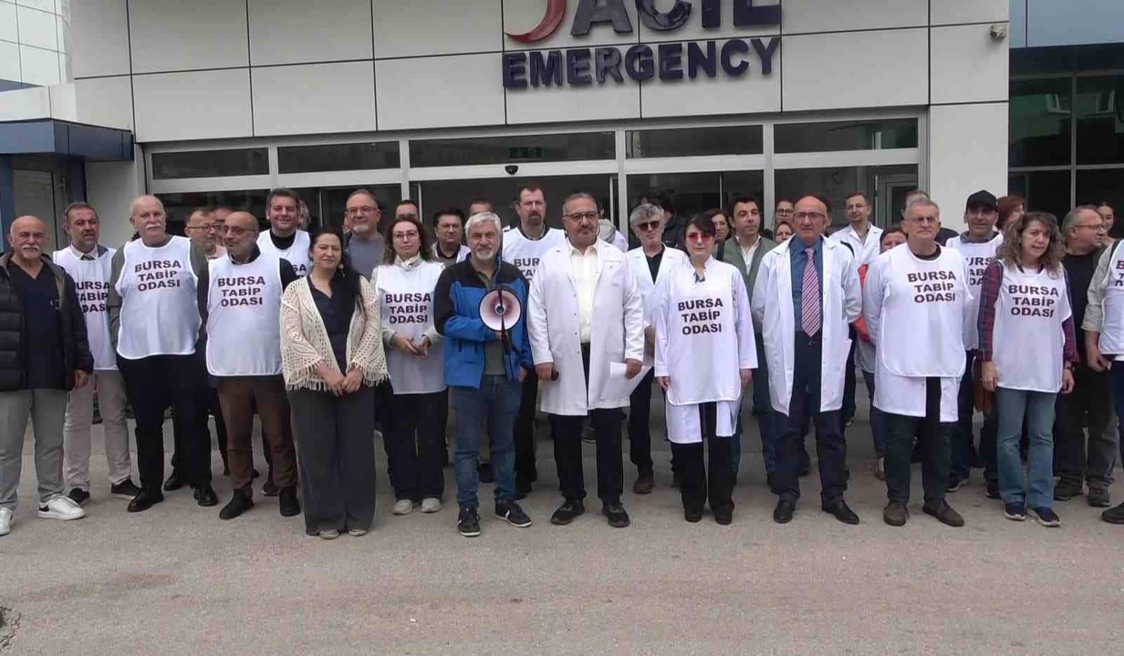 BURSA'DA NEV ESENTEPE HASTANESİ'NDE YAŞANAN EKONOMİK SORUNLAR NEDENİYLE ÜCRETLERİNİ ALAMADIKLARINI BELİRTEN HEKİMLER VE SAĞLIK ÇALIŞANLARI İÇİN HASTANE ÖNÜNDE BASIN AÇIKLAMASI GERÇEKLEŞTİRİLDİ.