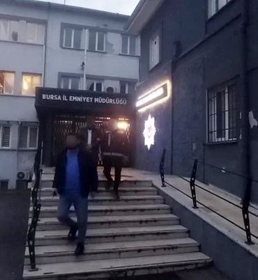 BURSA'DA SAVUNMA SANAYİİ ALANINDA FAALİYET GÖSTEREN HAYALİ ŞİRKET KURARAK VATANDAŞLARI DOLANDIRDIĞI ÖNE SÜRÜLEN 2 ŞÜPHELİ YAKALANDI.