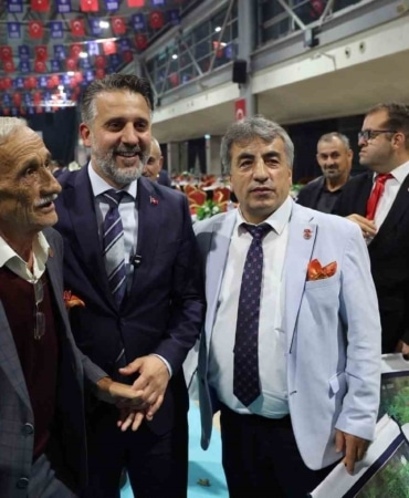 BURSA BÜYÜKŞEHİR BELEDİYESİ, 19 EKİM MUHTARLAR GÜNÜ DOLAYISIYLA İL GENELİNDE GÖREV YAPAN MAHALLE MUHTARLARINA YÖNELİK MERİNOS ATATÜRK KÜLTÜR KONGRE MERKEZİ’NDE (AKKM) KUTLAMA TÖRENİ DÜZENLEDİ. PROGRAMA BÜYÜKŞEHİR BELEDİYE BAŞKAN VEKİLİ ŞAHİN BİBA, AK PARTİ BURSA İL BAŞKANI DAVUT GÜRKAN, AK PARTİ BURSA MİLLETVEKİLİ MUSTAFA YAVUZ, İLÇE BELEDİYE BAŞKANLARI, SİYASİ PARTİ TEMSİLCİLERİ VE 17 İLÇEDE GÖREV YAPAN MUHTARLAR KATILDI.