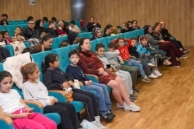 OSMANGAZİ BELEDİYESİ’NİN EV SAHİPLİĞİNDE ÜCRETSİZ OLARAK SAHNELENEN "BARIŞ ADASI" ADLI ÇOCUK OYUNU, MİNİK İZLEYİCİLERE DOSTLUK, PAYLAŞMA VE DAYANIŞMANIN ÖNEMİNİ EĞLENCELİ BİR HİKAYEYLE ANLATTI.