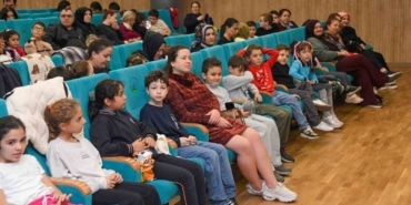 OSMANGAZİ BELEDİYESİ’NİN EV SAHİPLİĞİNDE ÜCRETSİZ OLARAK SAHNELENEN "BARIŞ ADASI" ADLI ÇOCUK OYUNU, MİNİK İZLEYİCİLERE DOSTLUK, PAYLAŞMA VE DAYANIŞMANIN ÖNEMİNİ EĞLENCELİ BİR HİKAYEYLE ANLATTI.