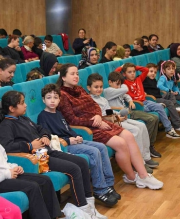OSMANGAZİ BELEDİYESİ’NİN EV SAHİPLİĞİNDE ÜCRETSİZ OLARAK SAHNELENEN "BARIŞ ADASI" ADLI ÇOCUK OYUNU, MİNİK İZLEYİCİLERE DOSTLUK, PAYLAŞMA VE DAYANIŞMANIN ÖNEMİNİ EĞLENCELİ BİR HİKAYEYLE ANLATTI.