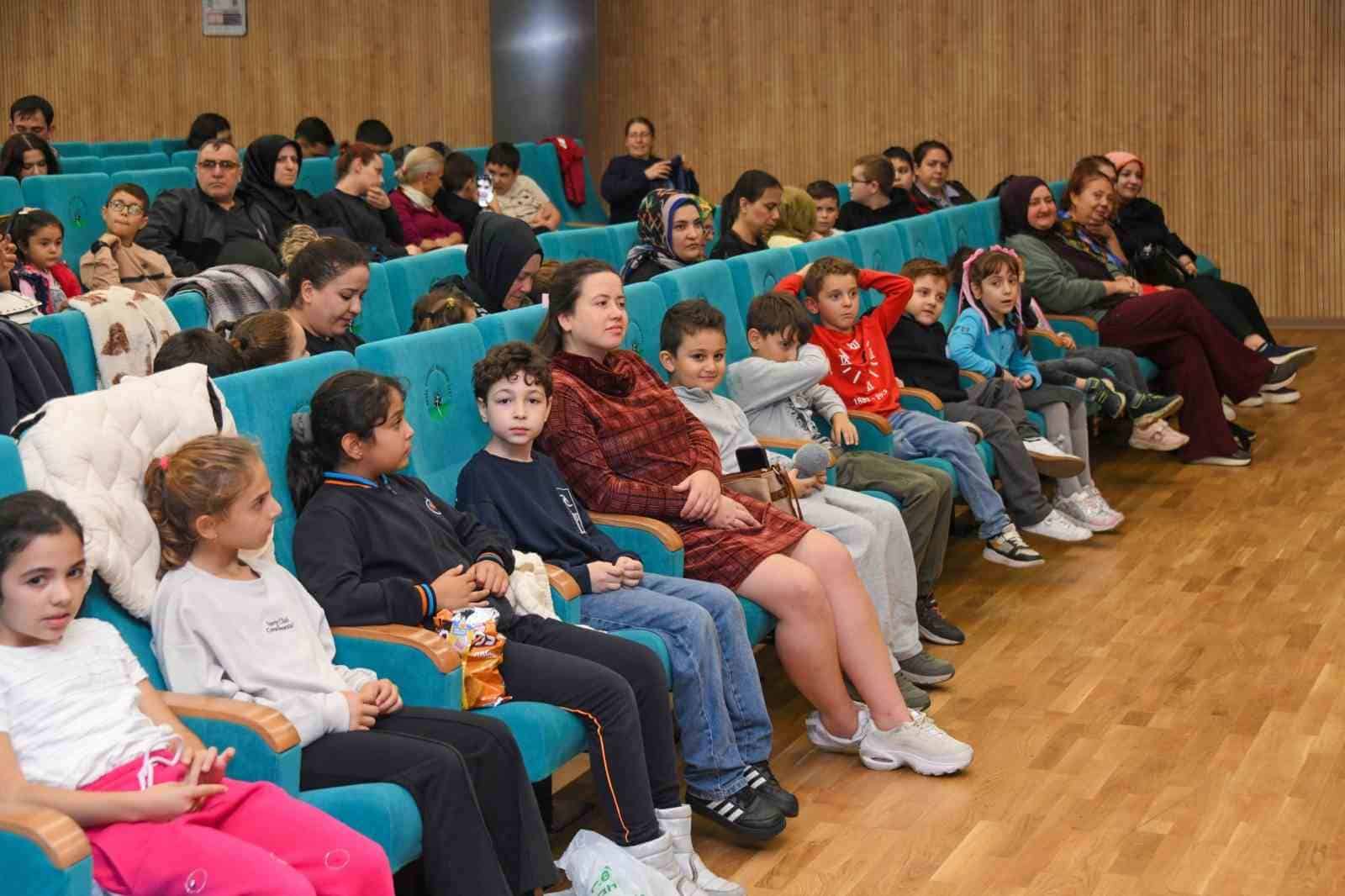 OSMANGAZİ BELEDİYESİ’NİN EV SAHİPLİĞİNDE ÜCRETSİZ OLARAK SAHNELENEN "BARIŞ ADASI" ADLI ÇOCUK OYUNU, MİNİK İZLEYİCİLERE DOSTLUK, PAYLAŞMA VE DAYANIŞMANIN ÖNEMİNİ EĞLENCELİ BİR HİKAYEYLE ANLATTI.