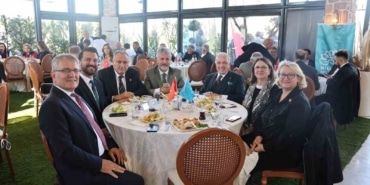 NİLÜFER BELEDİYE BAŞKANI ŞADİ ÖZDEMİR, 19 EKİM MUHTARLAR GÜNÜ DOLAYISIYLA İLÇEDEKİ MAHALLE MUHTARLARIYLA BİR ARAYA GELDİ. MUHTARLAR ÜZERİNDEN GELEN TALEPLERİN YÜZDE 95,8’İNİ ÇÖZÜME KAVUŞTURDUKLARINI BELİRTEN BAŞKAN ŞADİ ÖZDEMİR, NİLÜFER’İN TARIM VE ORMAN ALANLARINI TEHDİT EDEN PLANSIZ PROJELERE KARŞI BİRLİKTE MÜCADELE ETME ÇAĞRISI YAPTI.