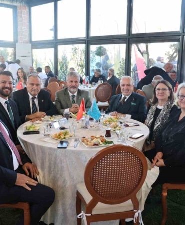 NİLÜFER BELEDİYE BAŞKANI ŞADİ ÖZDEMİR, 19 EKİM MUHTARLAR GÜNÜ DOLAYISIYLA İLÇEDEKİ MAHALLE MUHTARLARIYLA BİR ARAYA GELDİ. MUHTARLAR ÜZERİNDEN GELEN TALEPLERİN YÜZDE 95,8’İNİ ÇÖZÜME KAVUŞTURDUKLARINI BELİRTEN BAŞKAN ŞADİ ÖZDEMİR, NİLÜFER’İN TARIM VE ORMAN ALANLARINI TEHDİT EDEN PLANSIZ PROJELERE KARŞI BİRLİKTE MÜCADELE ETME ÇAĞRISI YAPTI.