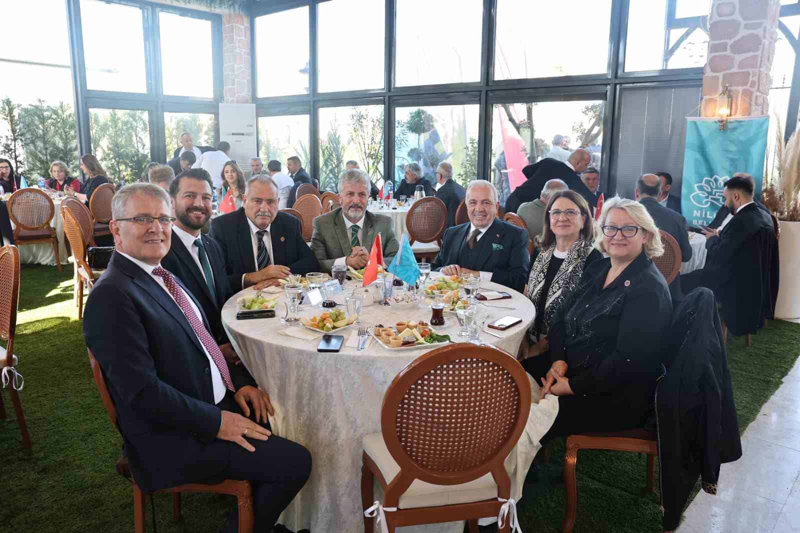 NİLÜFER BELEDİYE BAŞKANI ŞADİ ÖZDEMİR, 19 EKİM MUHTARLAR GÜNÜ DOLAYISIYLA İLÇEDEKİ MAHALLE MUHTARLARIYLA BİR ARAYA GELDİ. MUHTARLAR ÜZERİNDEN GELEN TALEPLERİN YÜZDE 95,8’İNİ ÇÖZÜME KAVUŞTURDUKLARINI BELİRTEN BAŞKAN ŞADİ ÖZDEMİR, NİLÜFER’İN TARIM VE ORMAN ALANLARINI TEHDİT EDEN PLANSIZ PROJELERE KARŞI BİRLİKTE MÜCADELE ETME ÇAĞRISI YAPTI.