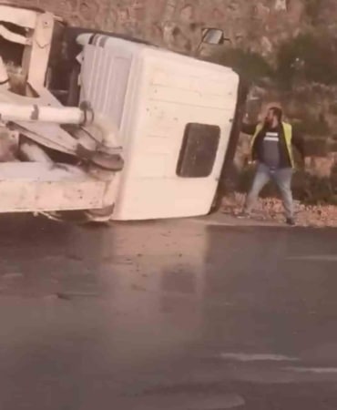 BURSA ULUDAĞ YOLUNDA DEVRİLEN VİNÇ PANİĞE NEDEN OLDU. OLAY YERİNE JANDARMA VE SAĞLIK EKİPLERİ SEVK EDİLİRKEN, SÜRÜCÜ TEDBİR AMAÇLI HASTANEYE KALDIRILDI.