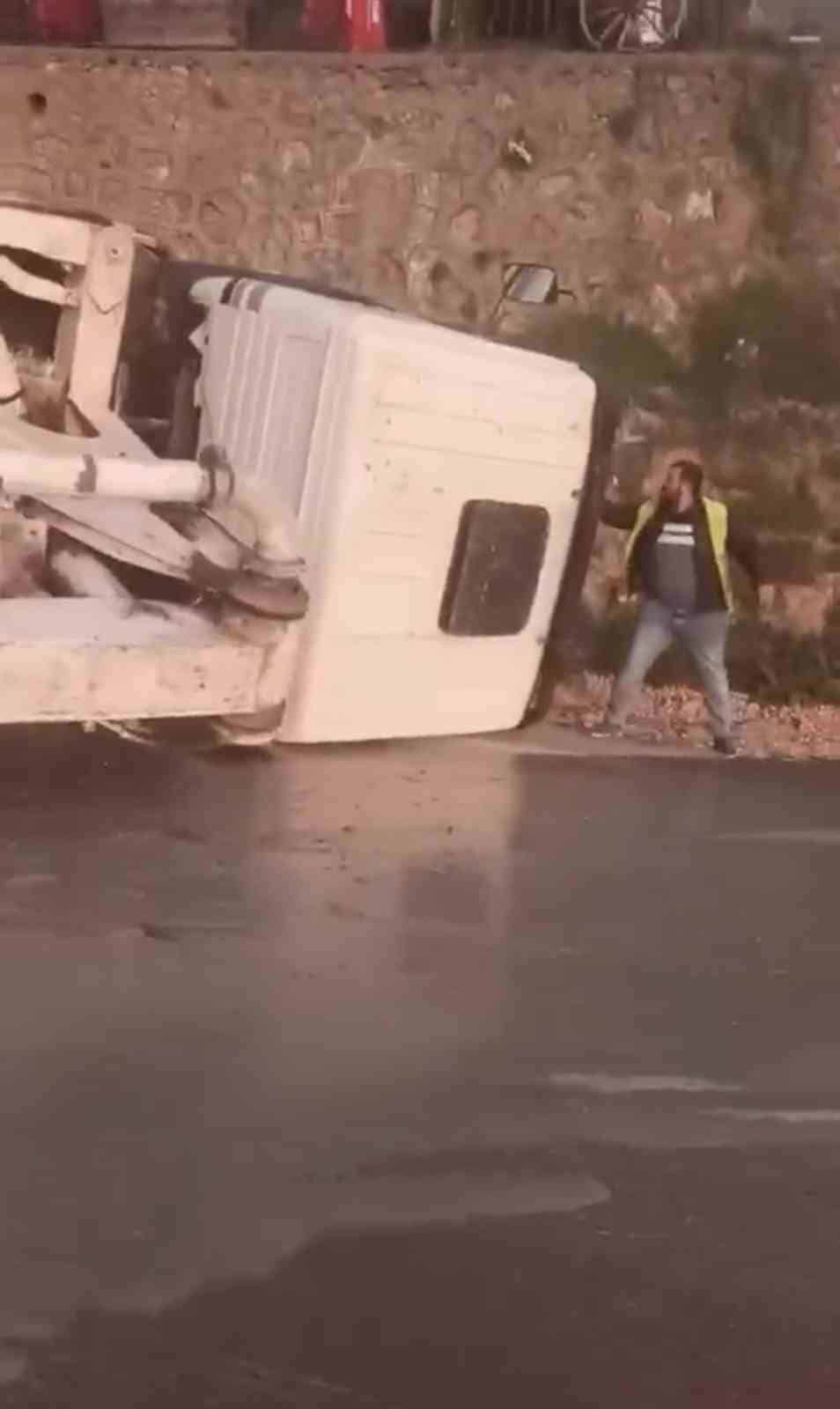 BURSA ULUDAĞ YOLUNDA DEVRİLEN VİNÇ PANİĞE NEDEN OLDU. OLAY YERİNE JANDARMA VE SAĞLIK EKİPLERİ SEVK EDİLİRKEN, SÜRÜCÜ TEDBİR AMAÇLI HASTANEYE KALDIRILDI.