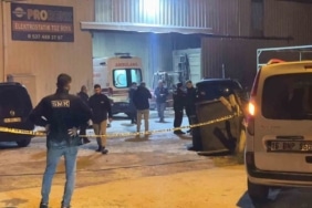 BURSA'DA BİR BOYAHANE FABRİKASINDA, FORKLİFTTEN DÜŞEN DEMİR BLOĞUN ALTINDA KALAN 24 YAŞINDAKİ GENÇ, OLAY YERİNDE HAYATINI KAYBETTİ. AİLE YAKINLARI OLAY YERİNDE SİNİR KRİZİ GEÇİRDİ.