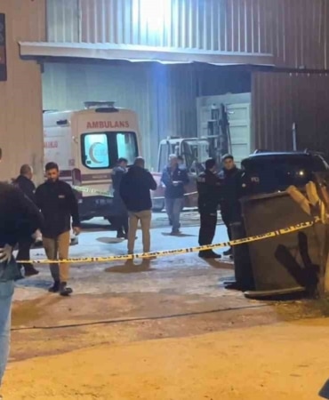 BURSA'DA BİR BOYAHANE FABRİKASINDA, FORKLİFTTEN DÜŞEN DEMİR BLOĞUN ALTINDA KALAN 24 YAŞINDAKİ GENÇ, OLAY YERİNDE HAYATINI KAYBETTİ. AİLE YAKINLARI OLAY YERİNDE SİNİR KRİZİ GEÇİRDİ.