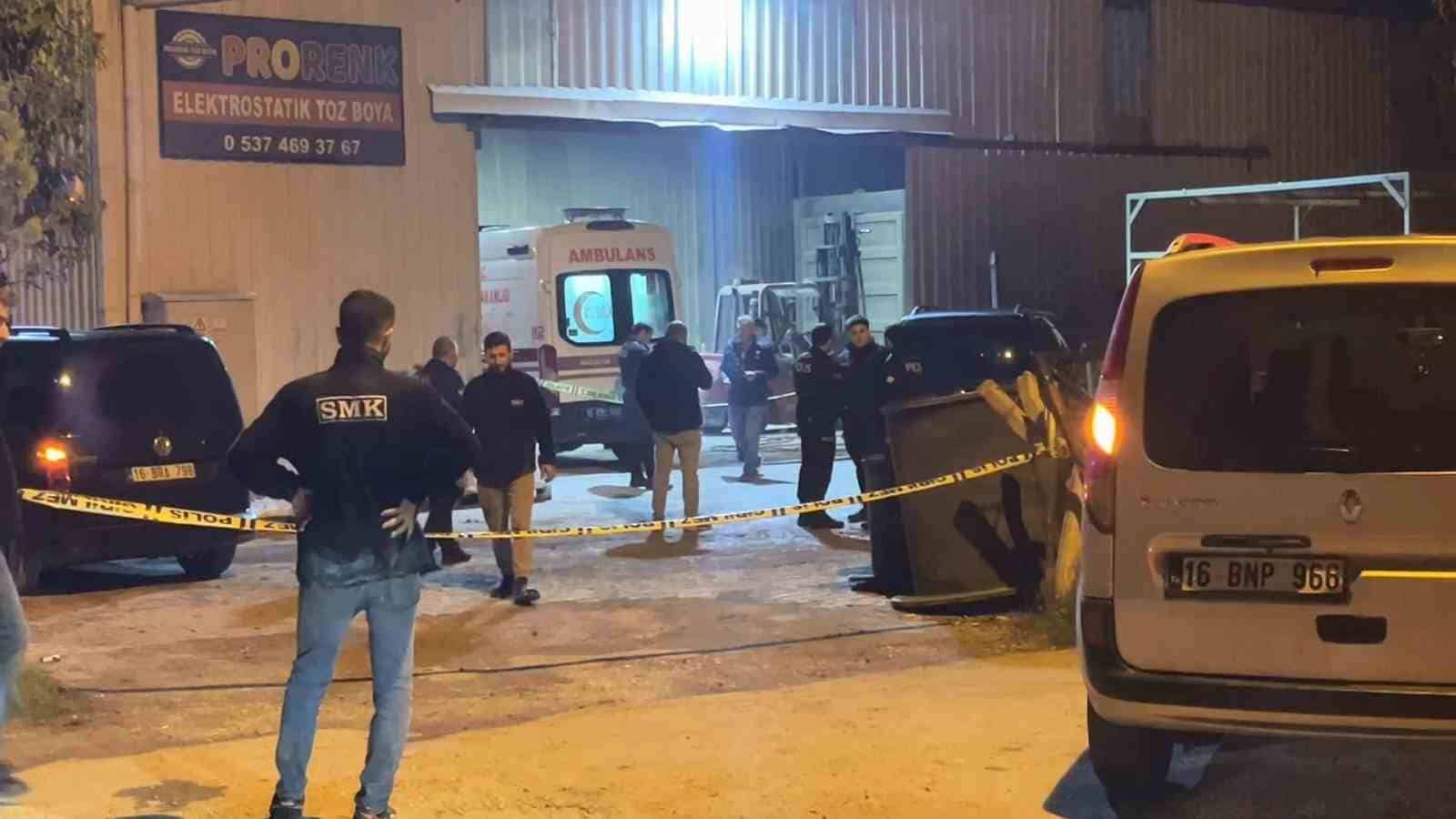 BURSA'DA BİR BOYAHANE FABRİKASINDA, FORKLİFTTEN DÜŞEN DEMİR BLOĞUN ALTINDA KALAN 24 YAŞINDAKİ GENÇ, OLAY YERİNDE HAYATINI KAYBETTİ. AİLE YAKINLARI OLAY YERİNDE SİNİR KRİZİ GEÇİRDİ.