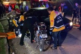 BURSA’NIN İNEGÖL İLÇESİNDE OTOMOBİL İLE MOTOSİKLETİN ÇARPIŞTIĞI KAZADA, OTOMOBİLİN ALTINDA KALAN 17 YAŞINDAKİ MUHAMMED BEŞİR AÇIKGÖZ HAYATINI KAYBETTİ. İTFAİYE EKİPLERİ TARAFINDAN ARACIN ALTINDAN ÇIKARILAN GENCİN YAŞAMINI YİTİRDİĞİ BELİRLENDİ. ACI HABERİ ALAN ANNESİNİN OLAY YERİNDEKİ FERYATLARI YÜREKLERİ DAĞLADI.