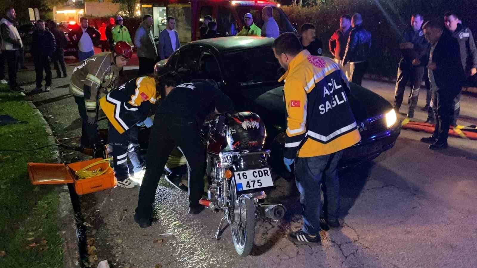 BURSA’NIN İNEGÖL İLÇESİNDE OTOMOBİL İLE MOTOSİKLETİN ÇARPIŞTIĞI KAZADA, OTOMOBİLİN ALTINDA KALAN 17 YAŞINDAKİ MUHAMMED BEŞİR AÇIKGÖZ HAYATINI KAYBETTİ. İTFAİYE EKİPLERİ TARAFINDAN ARACIN ALTINDAN ÇIKARILAN GENCİN YAŞAMINI YİTİRDİĞİ BELİRLENDİ. ACI HABERİ ALAN ANNESİNİN OLAY YERİNDEKİ FERYATLARI YÜREKLERİ DAĞLADI.