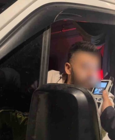 BURSA'DA ALKOL DENETİMİNE TAKILAN KAMYONET SÜRÜCÜSÜ, "UYUMAYA GELDİM" DEDİ. 1.10 PROMİL ALKOLLÜ ÇIKAN SÜRÜCÜ HEM POLİSİ, HEM GAZETECİYİ GÜLDÜRDÜ. KOMİSERE, "YAP BİR ŞEYLER" DİYEN SÜRÜCÜ İLE KOMİSERİN İLGİNÇ DİYALOGLARI KAMERAYA YANSIDI.